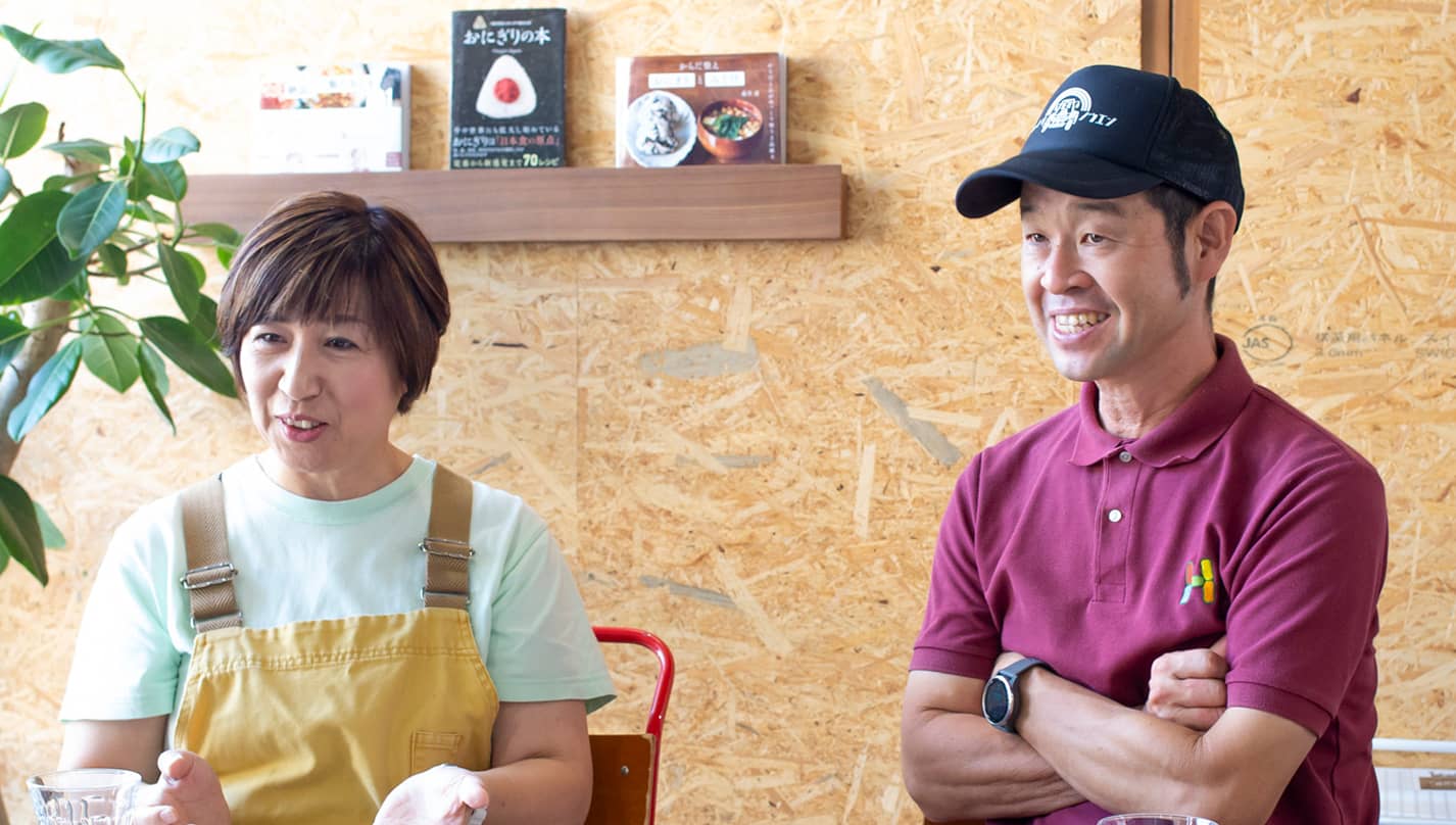 服部都史子さんと忠さんのご夫妻